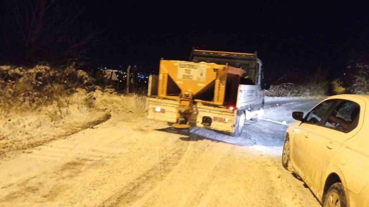 BATTALGAZİ BELEDİYESİ, YOĞUN KAR YAĞIŞI SONRASI İLÇE GENELİNDE ULAŞIMIN AKSAMAMASI İÇİN TEYAKKUZA...