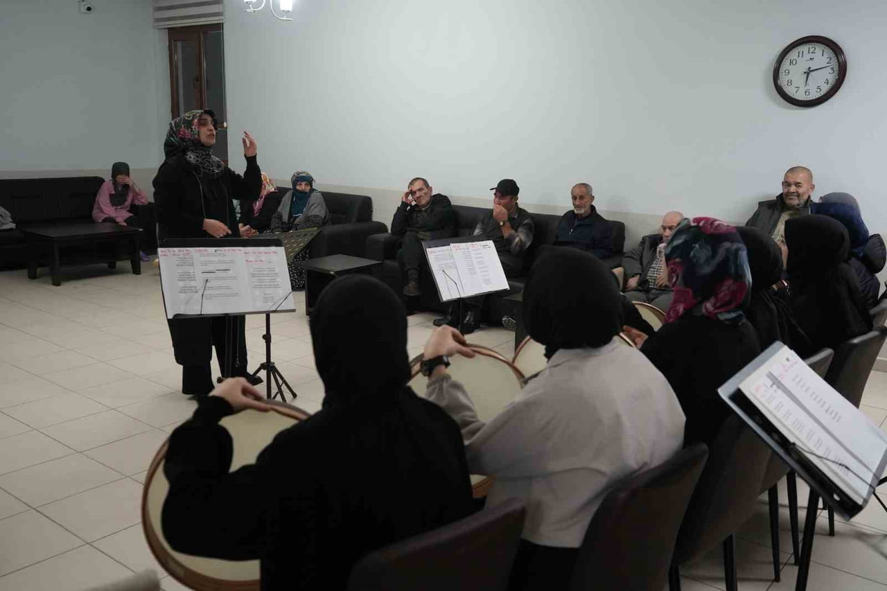 BAYBURT HUZUREVİNDE MANEVİ BULUŞMA: BENDİRLER ÇALINDI, İLAHİLER SÖYLENDİ