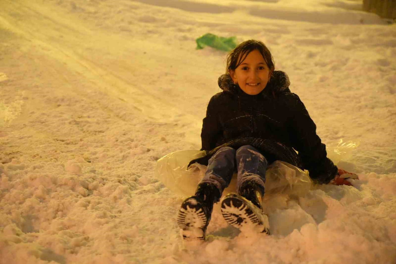 BAYBURT’TA KAR TATİLİNİ FIRSAT BİLEN ÇOCUKLAR SOLUĞU DIŞARIDA ALDI