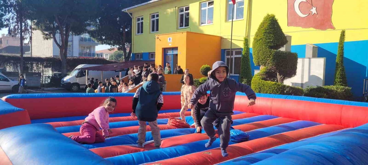 BAYINDIR’DA KARNE ŞENLİĞİ: OKUL BAHÇESİ MASAL DİYARINA DÖNDÜ