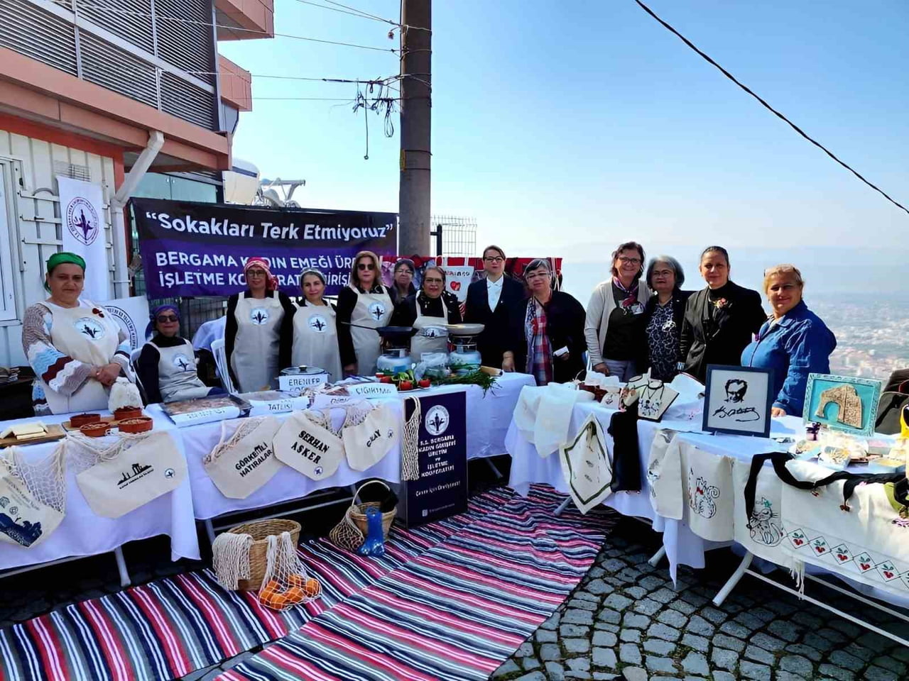 BERGAMA’DA ÇEVRE DOSTU ÜRETİMİN VE KADIN EMEĞİNİN SİMGESİ HALİNE GELEN BERGAMA KADIN KOOPERATİFİ...