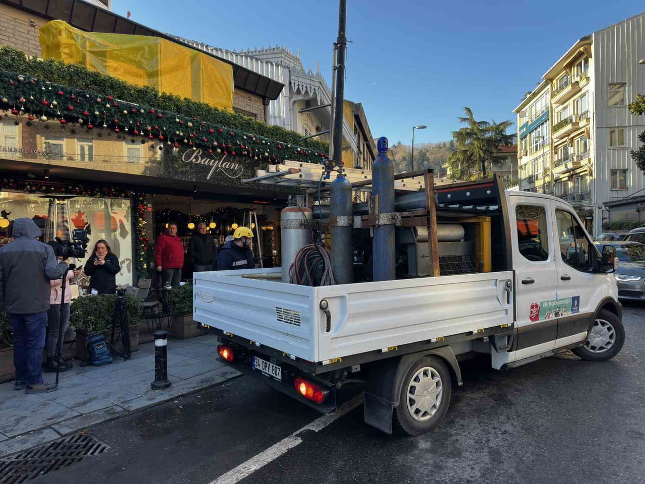 BEŞİKTAŞ'TA BULUNAN BAYLAN PASTANESİ'NDE TESPİT EDİLEN KAÇAK BÖLÜMLERİN YIKIMINA BELEDİYE EKİPLERİ...