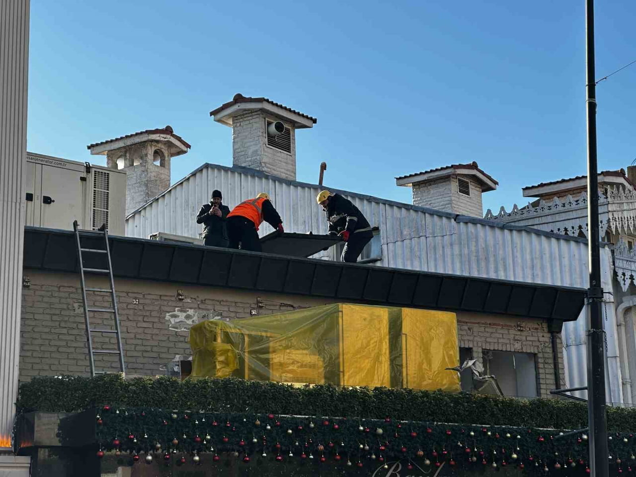 BEŞİKTAŞ BEBEK SAHİLİNDE BULUNAN BAYLAN PASTANESİ'NİN TERAS KISMINDAKİ KAÇAK EKLENTİ EKİPLERCE...