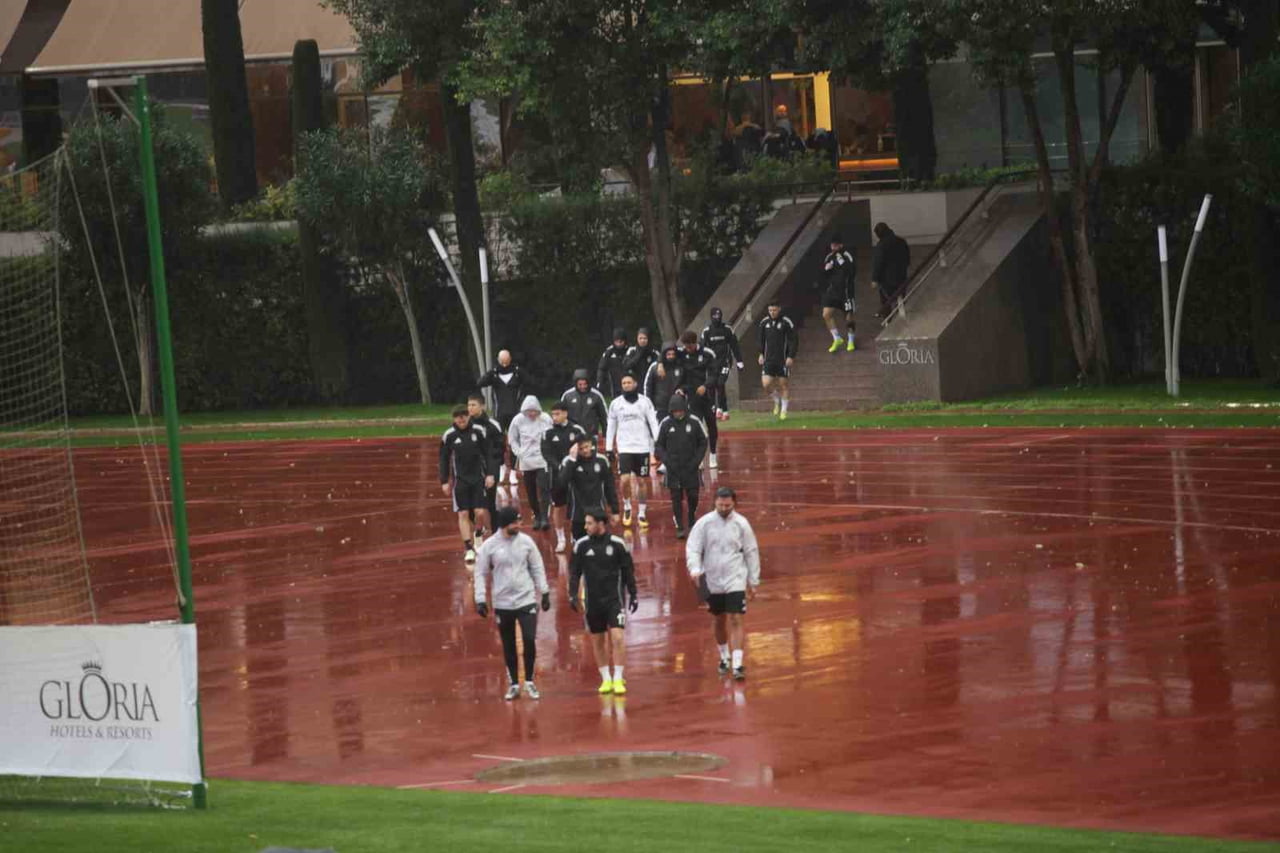 BEŞİKTAŞ, DEVRE ARASI HAZIRLIKLARINI OLUMSUZ HAVA ŞARTLARINA RAĞMEN ANTALYA’DA KAMP YAPTIKLARI...