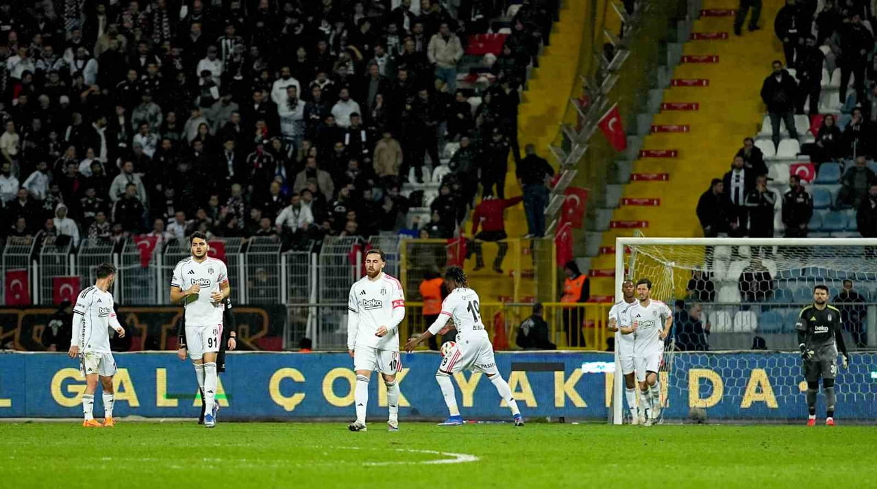 BEŞİKTAŞ’IN DEPLASMANDA EYÜPSPOR İLE 2-2-BERABERE KALDIĞI MAÇTA SİYAH-BEYAZLI TARAFTARLAR YÖNETİMİ...