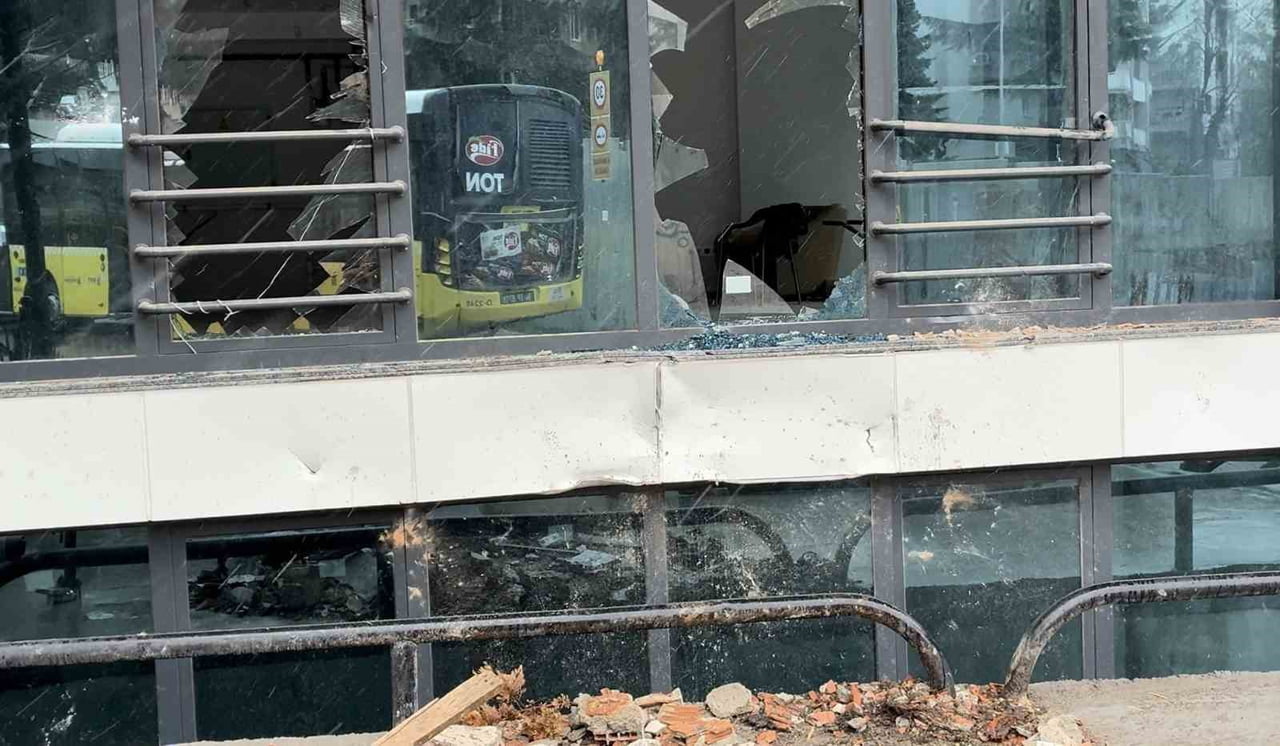 BEŞİKTAŞ’TA İDDİALARA GÖRE FREN YERİNE GAZA BASAN SÜRÜCÜ İLK ÖNCE SEYİR HALİNDEKİ TAKSİYE ARDINDAN...