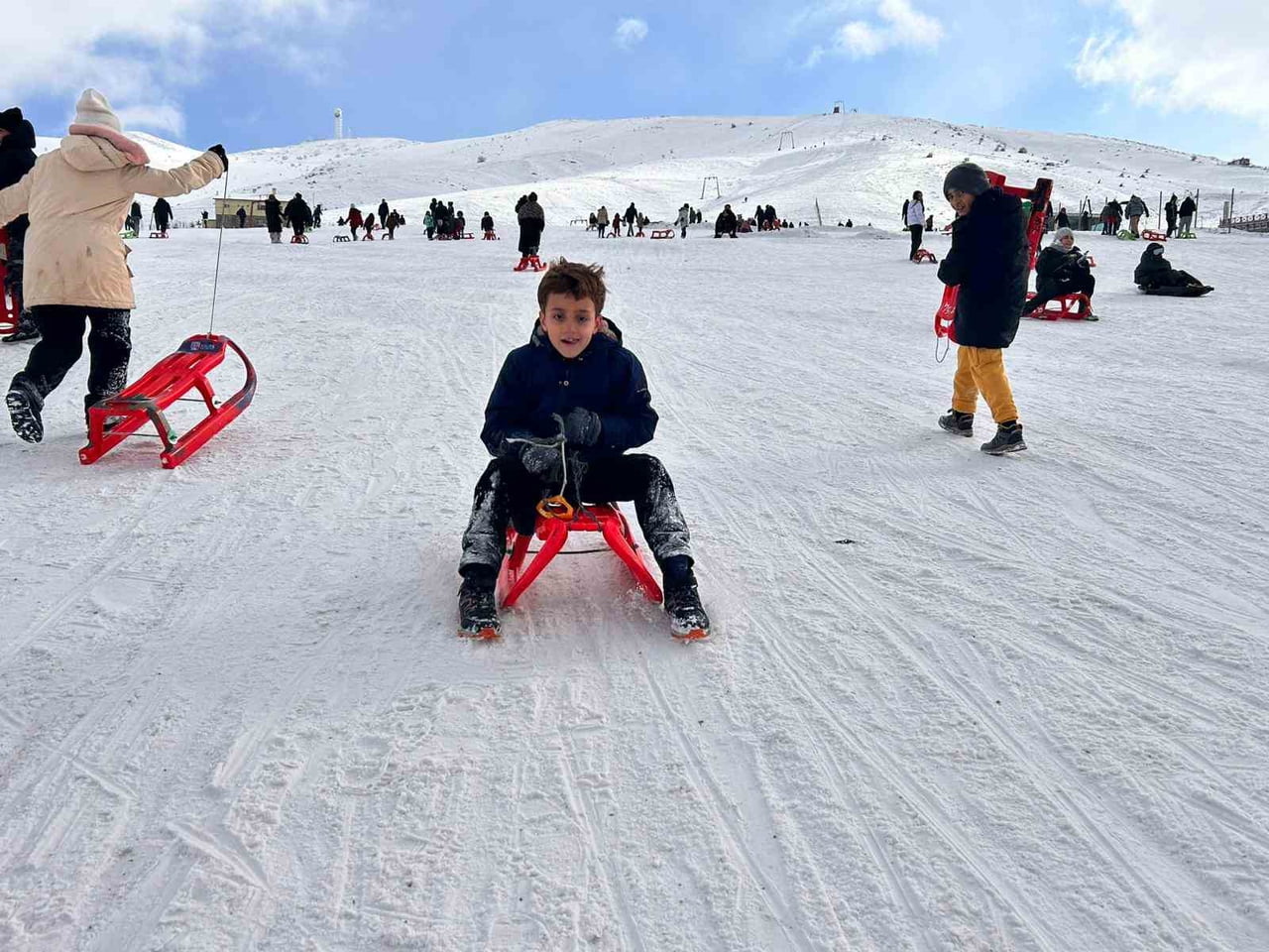 BEYAZA BÜRÜNEN ELMADAĞ KAYAK MERKEZİ, SÖMESTİR TATİLİNİ DEĞERLENDİRMEK İSTEYEN AİLELERİN BULUŞMA...