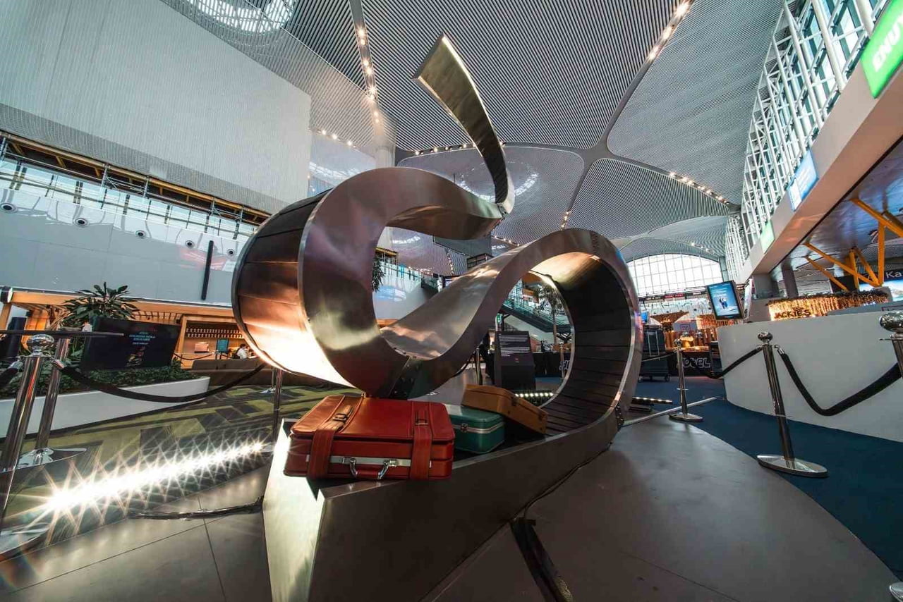 BEYAZIT ÖZTÜRK’ÜN, "ŞEY" ADLI HEYKEL PROJESİ İLE "ŞEYLER" BAŞLIKLI HAVALİMANINDA UNUTULAN EŞYALAR...