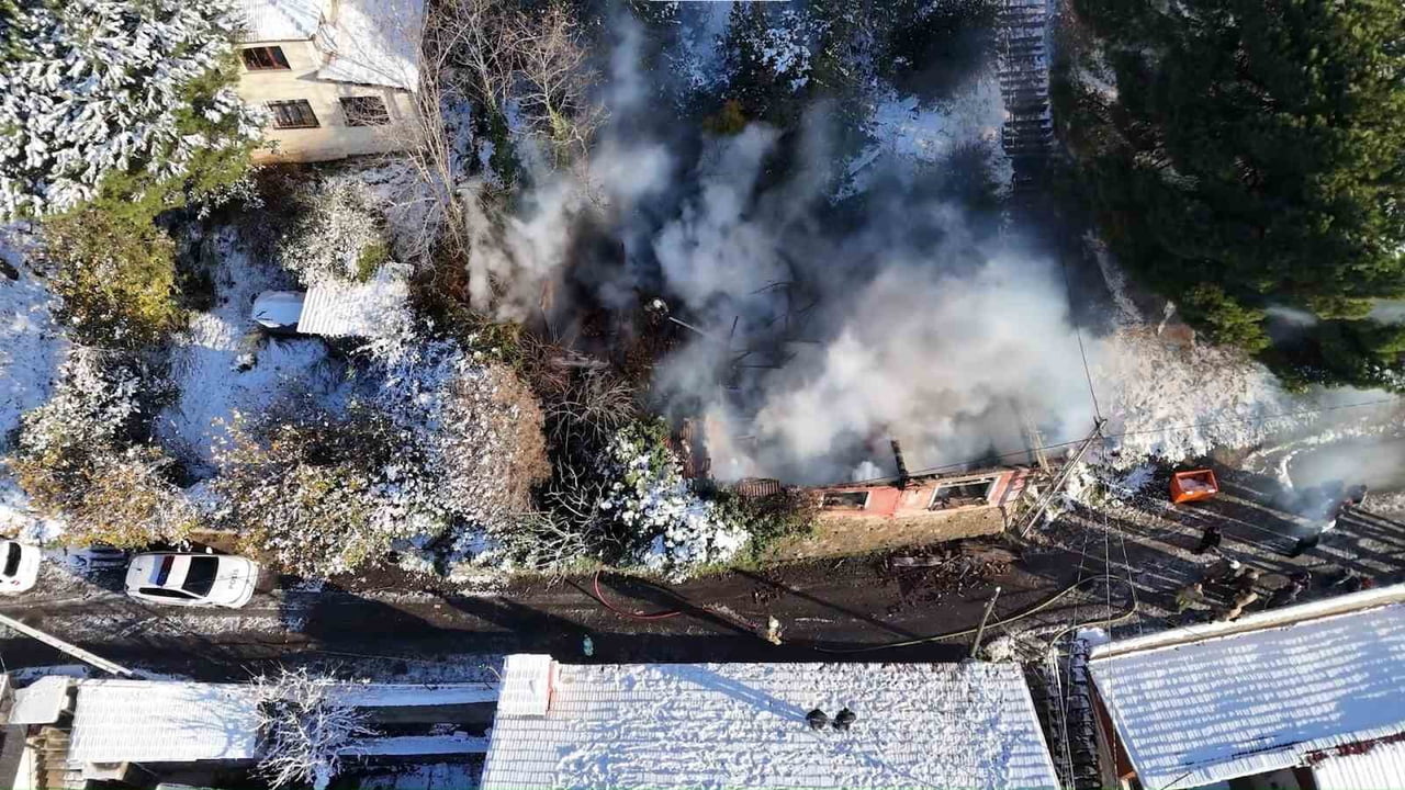 BEYKOZ İNCİRKÖY MAHALLESİ HARMANTEPE SOKAK'TA BULUNAN TEK KATLI METRUK BİNADA YANGIN ÇIKTI. HENÜZ...