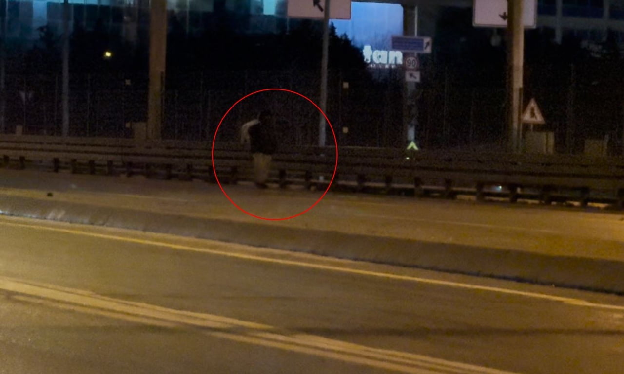 BEYLİKDÜZÜ'NDE E-5 KARAYOLUNA ÇIKAN BİR ŞAHIS AVCILAR'A KADAR KİLOMETRELERCE YÜRÜDÜ. TRAFİĞİ...