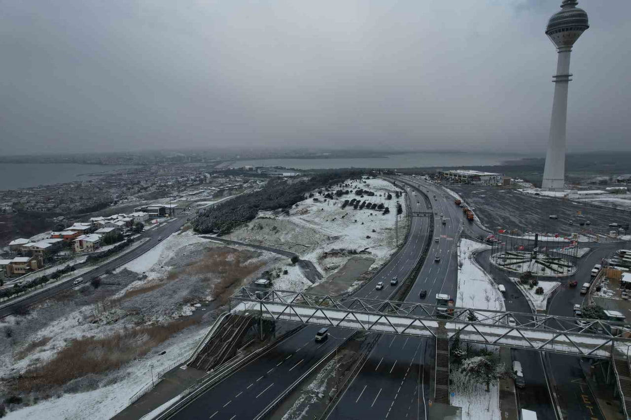 BEYLİKDÜZÜ'NDE KAR YAĞIŞI HAVADAN GÖRÜNTÜLENDİ