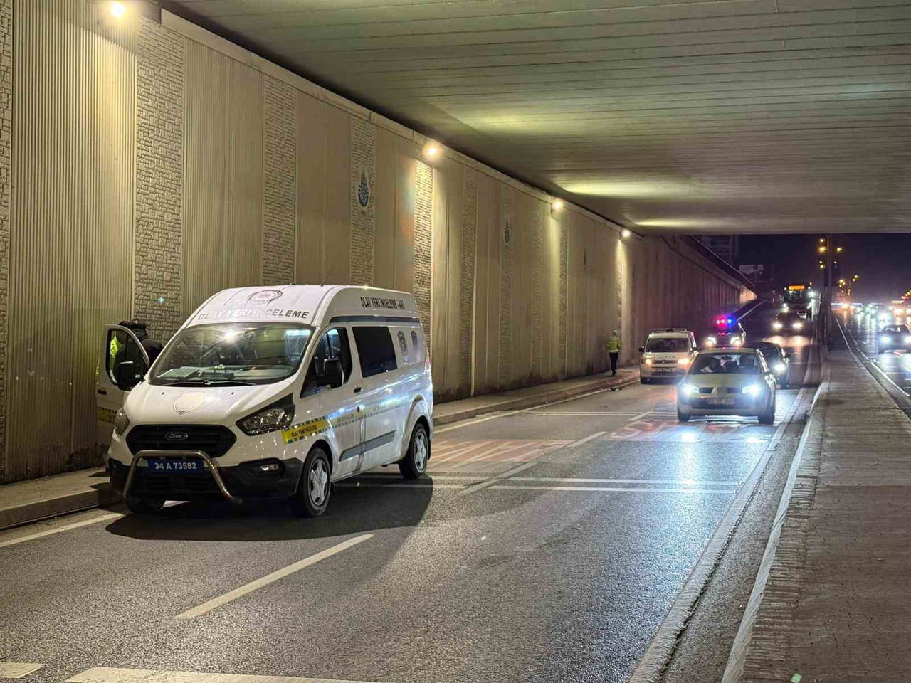 BEYLİKDÜZÜ E-5 KARAYOLU’NDA YOLUN KARŞISINA GEÇMEYE ÇALIŞAN KADINA SERVİS MİNİBÜSÜ ÇARPTI. KAZADA...