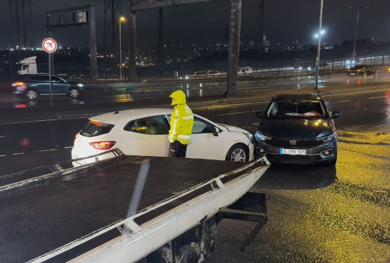 BEYLİKDÜZÜ E-5 YAN YOLDA YAĞMUR NEDENİYLE KAYGANLAŞAN YOLDA SÜRÜCÜSÜNÜN DİREKSİYON HAKİMİYETİNİ...