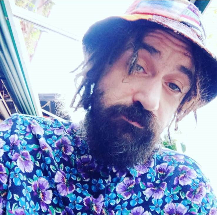 BEYOĞLU’NDA BARMEN ARKADAŞININ EVİNDE KALAN YABANCI UYRUKLU ŞAHIS, KOLTUKTA ÖLÜ BULUNDU.