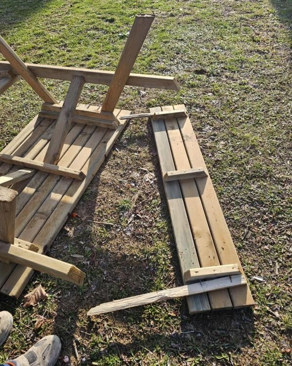 BİLECİK'TE KAMUYA AİT BANKLARA ZARAR VERİLDİ