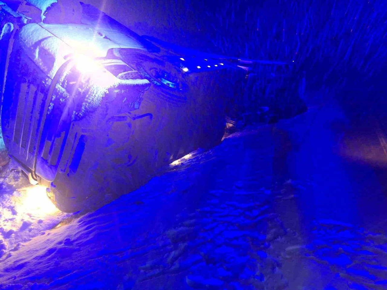 BİLECİK'TE SEYİR HALİNDE KAR YAĞIŞTA KAYAN TIR DEVRİLDİ, SÜRÜCÜ YARALANDI.