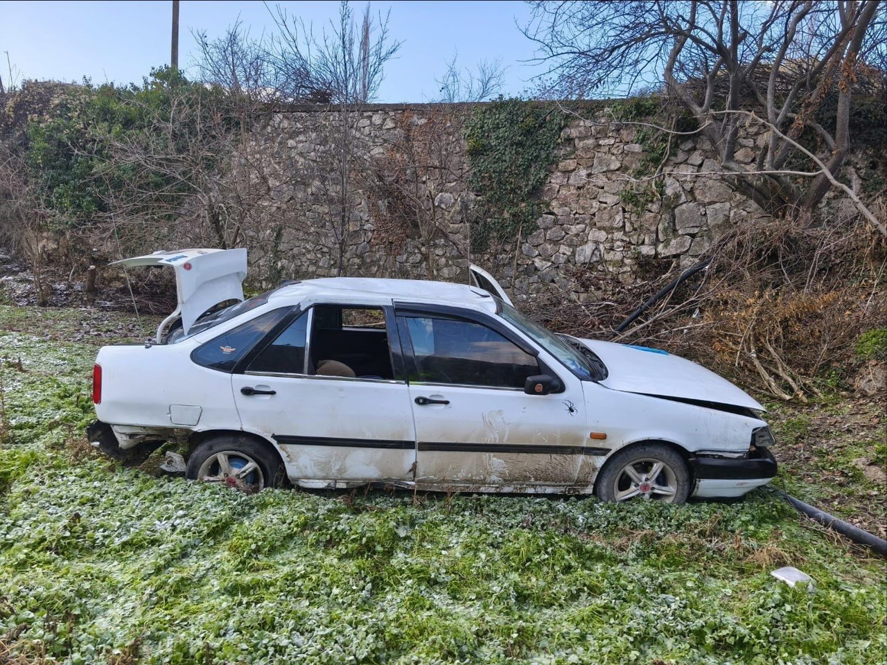 BİLECİK'TE SEYİR HALİNDE  KONTROLDEN ÇIKAN OTOMOBİL ŞARAMPOLE UÇARKEN, 3 KİŞİ YARALANDI.