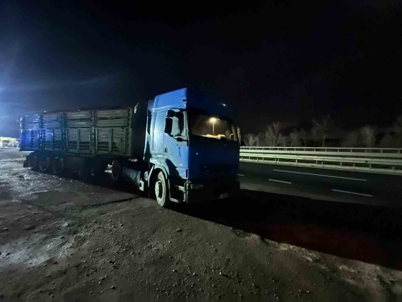 BİLECİK'TE SEYİR HALİNDE TALAŞ YÜKLÜ TIR DORSESİ ALEV ALDI.