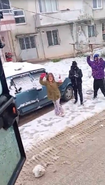 BİLECİK'TE YOĞUN KAR YAĞIŞI SONRASI YOLLARI TEMİZLEYEN KEPÇE, MAHALLEDE OYNAYAN ÇOCUKLARIN...