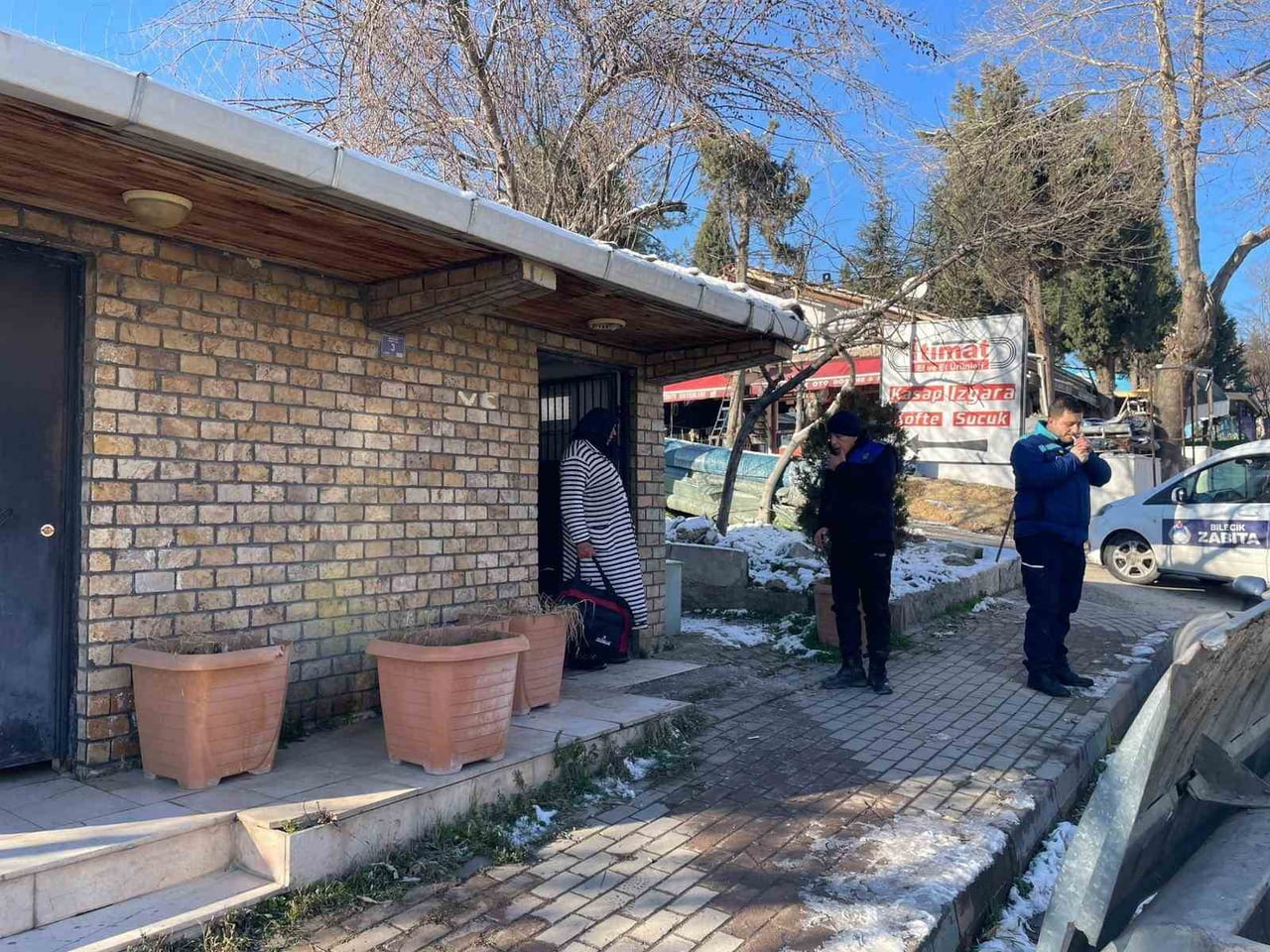 BİLECİK'TE ZABITA TARAFINDAN TAKİP EDİLDİĞİNİ ANLAYINCA ERKEKLER TUVALETİNE GİREN KADIN DİLENCİYE...