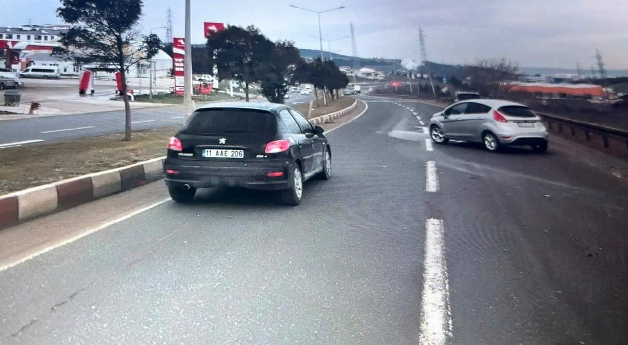 BİLECİK’TE DİREKSİYON HAKİMİYETİNİ KAYBEDEN SÜRÜCÜ BARİYERE ÇARPTI