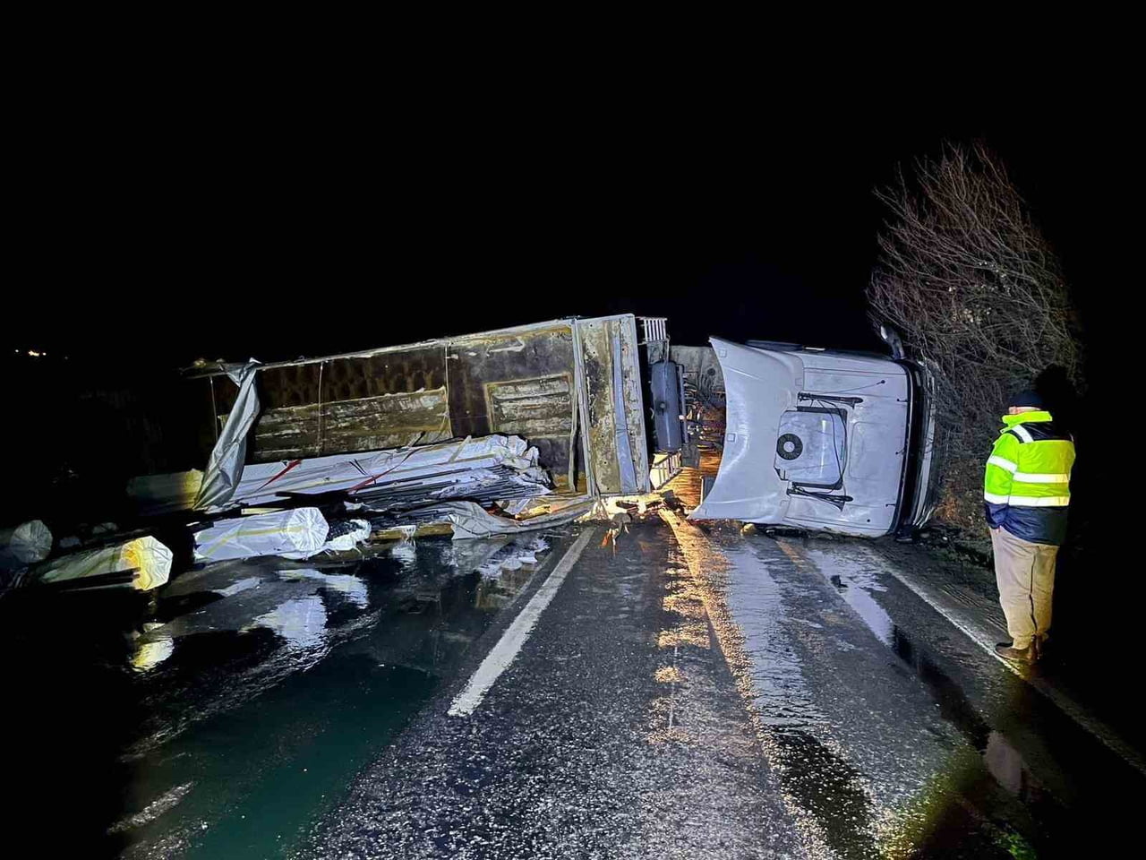 BİLECİK’TE DİREKSİYON HAKİMİYETİNİ KAYBEDEN TIR SÜRÜCÜSÜ KAZA YAPTI