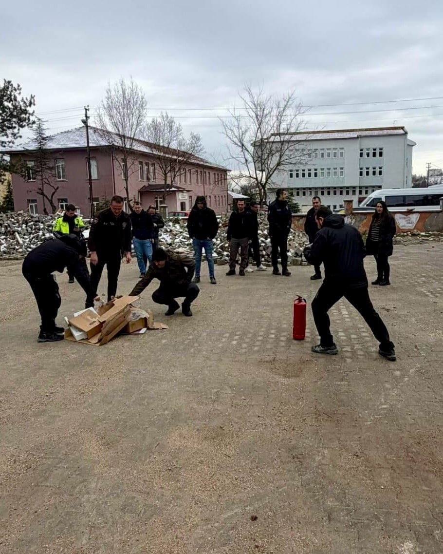 BİLECİK’TE EMNİYET PERSONELİNE YANGIN VE DEPREM FARKINDALIK EĞİTİMİ