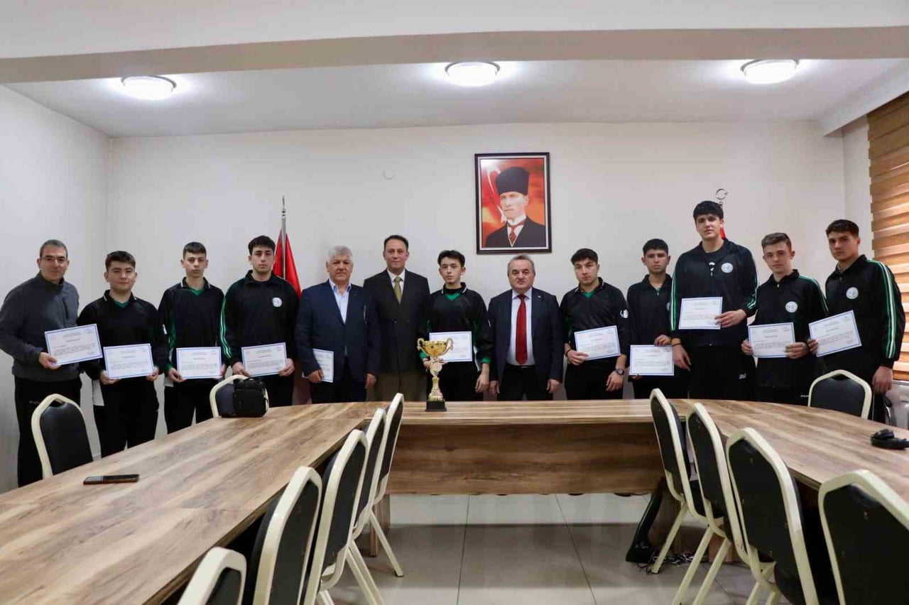 BİLECİK’TE HENTBOL İL BİRİNCİLERİ ÖDÜLLENDİRİLDİ