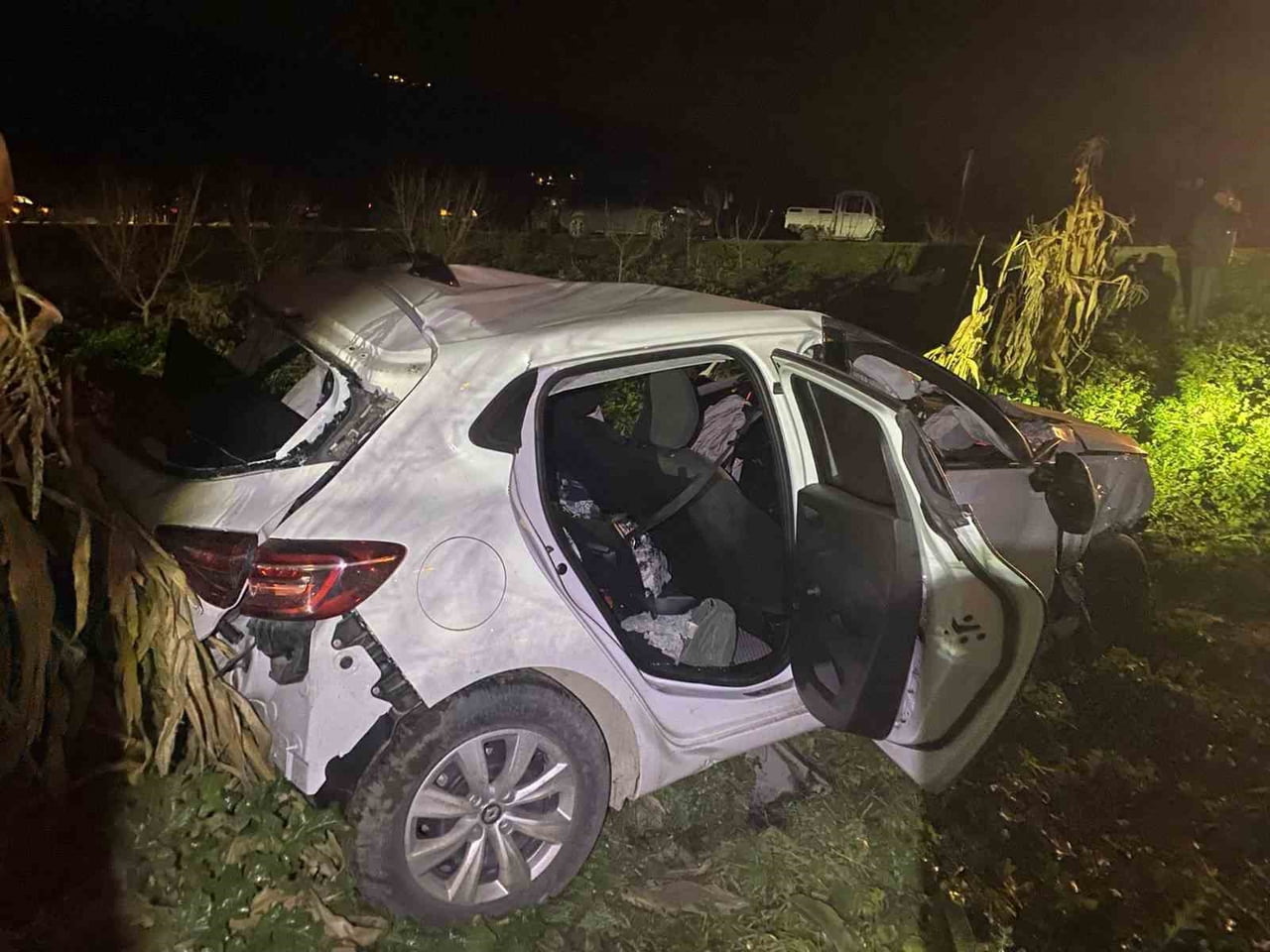 BİLECİK’TE OTOMOBİL TIRLARA ÇARPTI: 2 YARALI