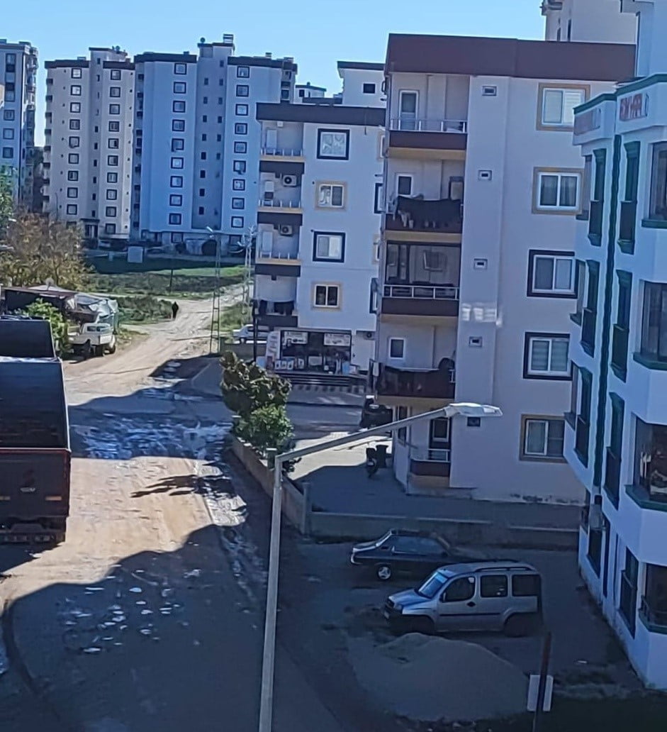 BİNANIN 5'NCİ KATINDAN DÜŞEN BİR KİŞİ HAYATINI KAYBETTİ