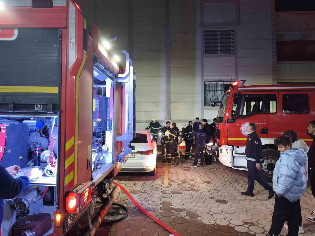 BİNANIN GİRİŞİNDE ÇIKAN YANGIN KORKUTTU