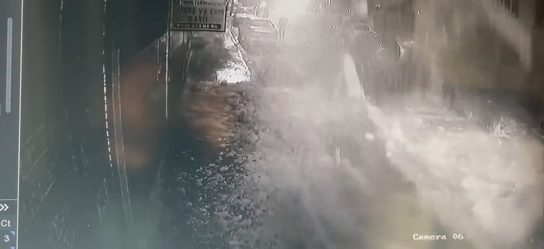 BİNGÖL'DE  2 KATLI BİNANIN ÇATISINDA ÇÖZÜLEN KAR KÜTLESİ AŞAĞI DÜŞTÜ. BİR ŞAHSIN  SANİYELERLE...