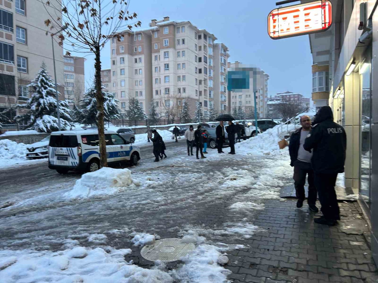 BİNGÖL'DE 5 KATLI BİNANIN ÇATISINDAN DÜŞEN KAR KÜTLESİNİN ALTINDA KALAN KADIN, HAYATINI...