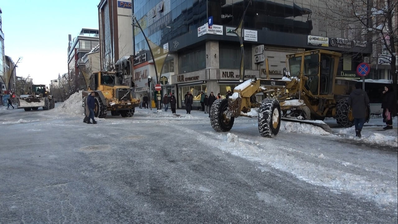 BİNGÖL'DE GÜNLERDİR ETKİLİ OLAN YOĞUN KAR YAĞIŞININ DURMASININ ARDINDAN KENT GENELİNDE EKİPLER...