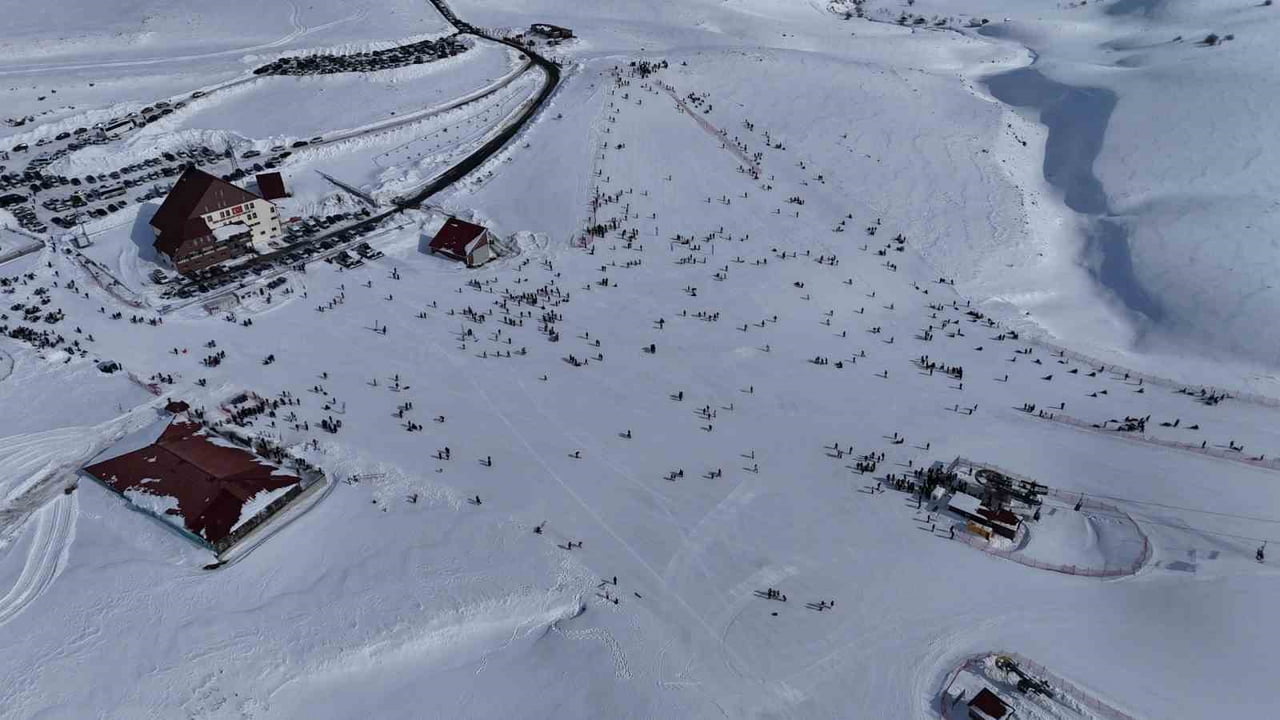 BİNGÖL'DE HESAREK KAYAK MERKEZİ, YARI YIL YOĞUNLUĞU VE RENKLİ GÖRÜNTÜLERLE KIŞ TURİZMİNİN GÖZDE...