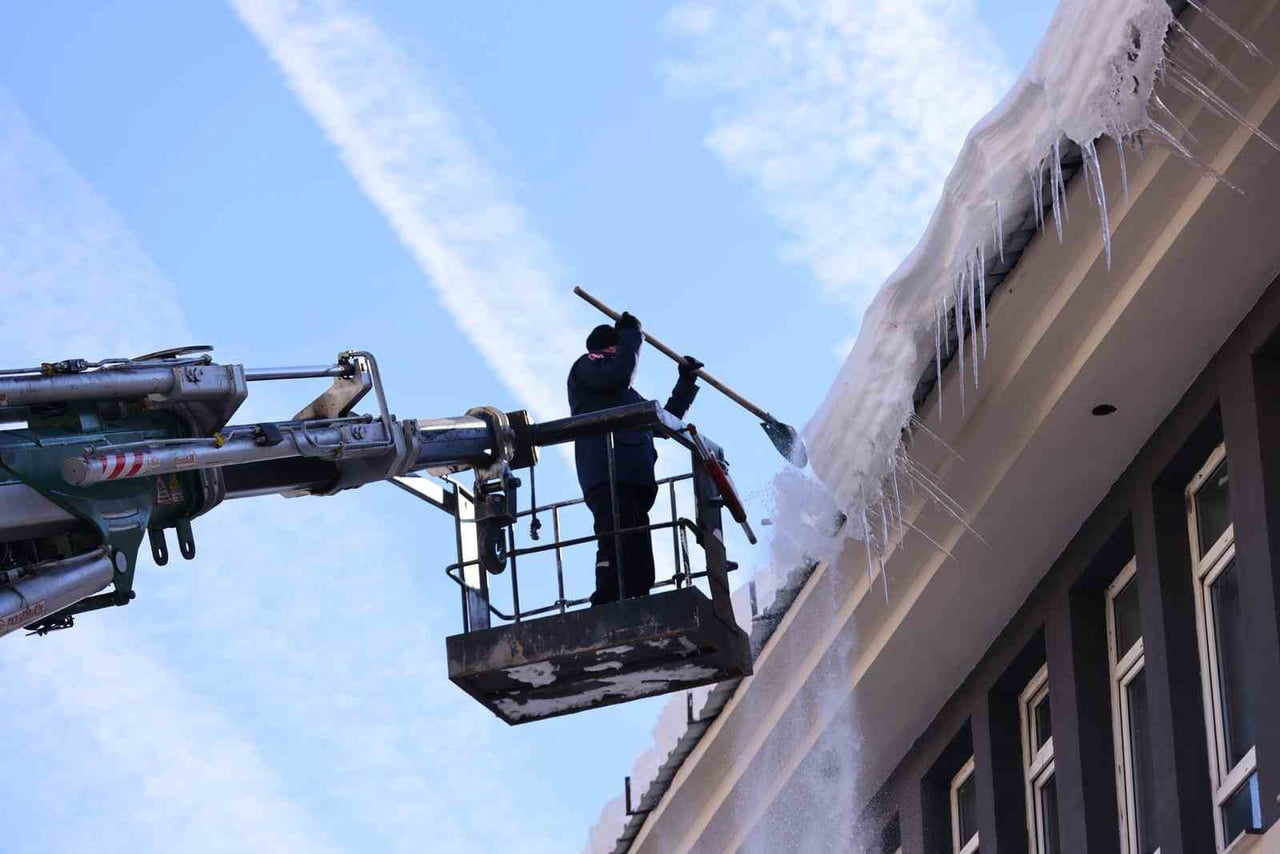 BİNGÖL'DE TEHLİKE OLUŞTURAN BUZ SARKITLARI, İTFAİYE EKİPLERİ TARAFINDAN TEMİZLENDİ