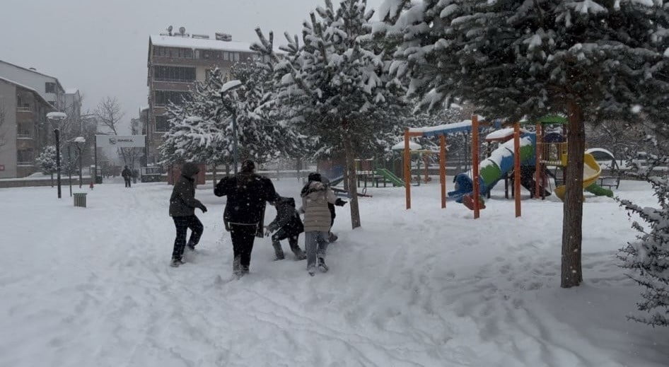 BİNGÖL'DE YOĞUN KAR YAĞIŞI ETKİSİ SÜRDÜRÜYOR. SÜRÜCÜLER YOLDA İLERLEMEKTE GÜÇLÜK ÇEKERKEN...