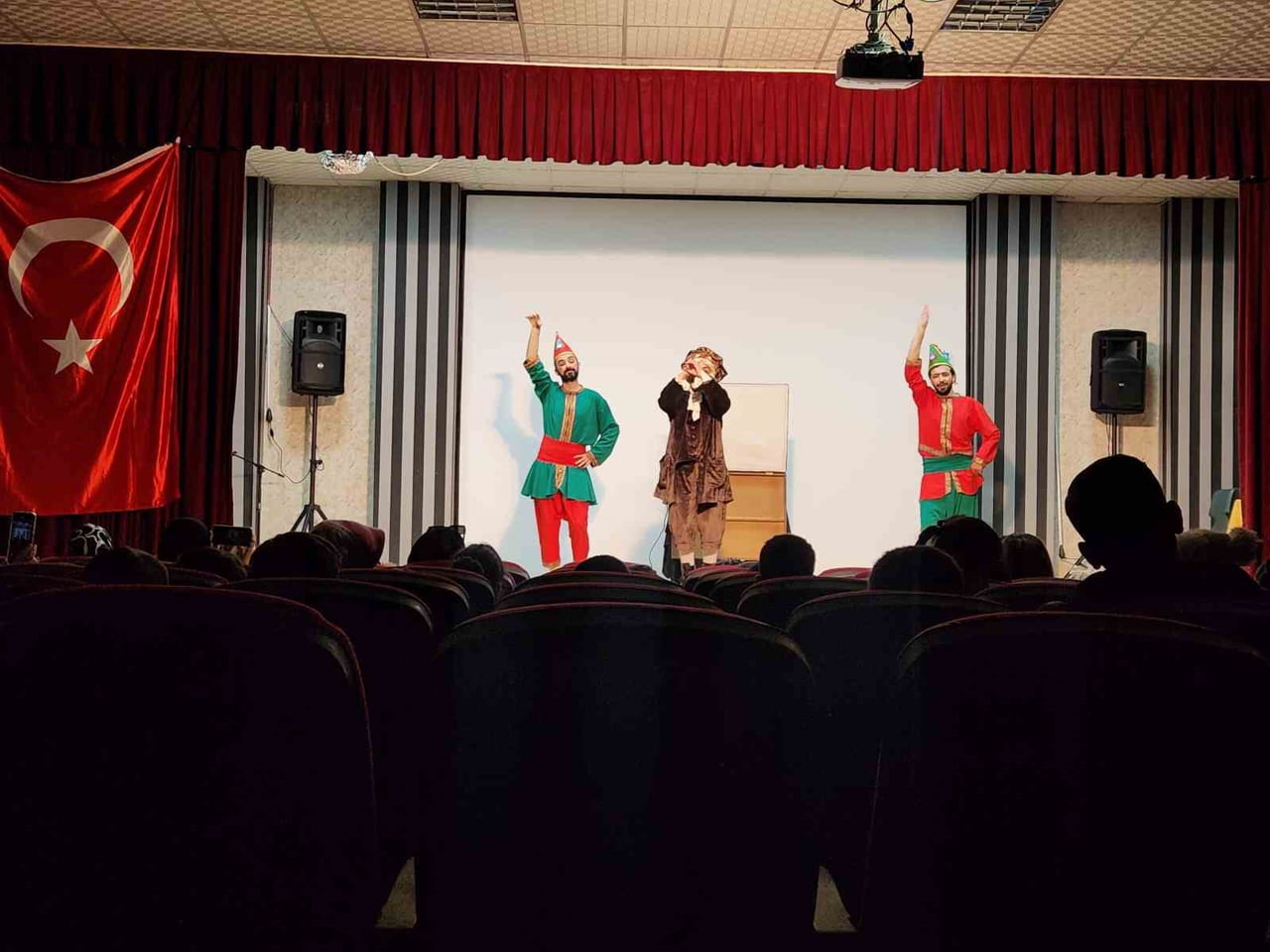 BİNGÖL'ÜN SOLHAN İLÇESİNDEN SAHNELENEN "KARAGÖZ BİLİM PEŞİNDE" ADLI TİYATRO OYUNU BÜYÜK İLGİ...