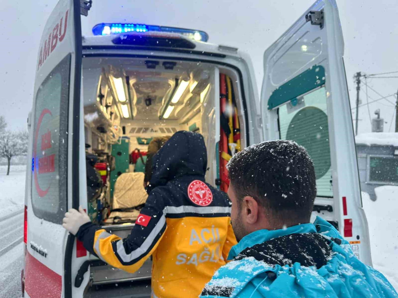 BİNGÖL’DE DİYALİZ HASTASI UMKE EKİPLERİYLE HASTANEYE ULAŞTIRILDI