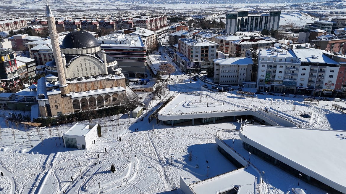 BİNGÖL’DE ETKİLİ OLAN KAR YAĞIŞININ ARDINDAN YAĞIŞ DURDU, GÜNEŞİN YÜZÜNÜ GÖSTERMESİYLE BİRLİKTE...