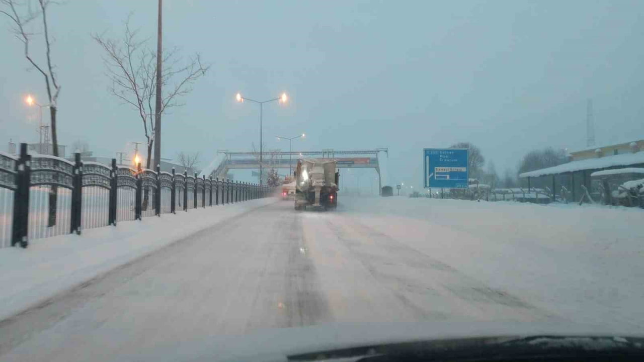 BİNGÖL’DE KAR YAĞIŞI YENİDEN ETKİLİ OLDU: TUZLAMA ÇALIŞMALARI SABAHIN ERKEN SAATLERİNDE...