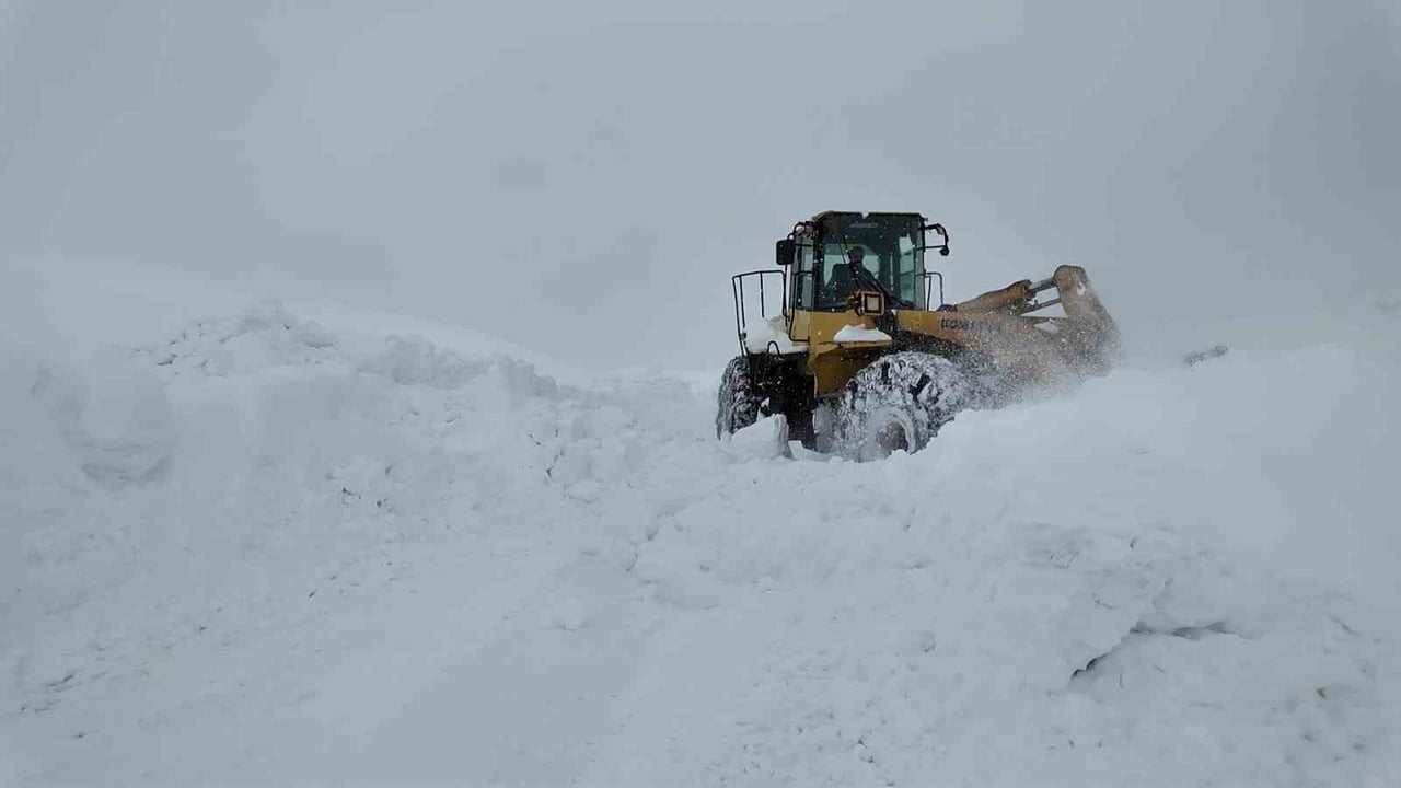 BİNGÖL’DE KARLA MÜCADELE SÜRÜYOR: AÇILAN BAZI KÖY YOLLARI TİPİ NEDENİYLE YENİDEN...