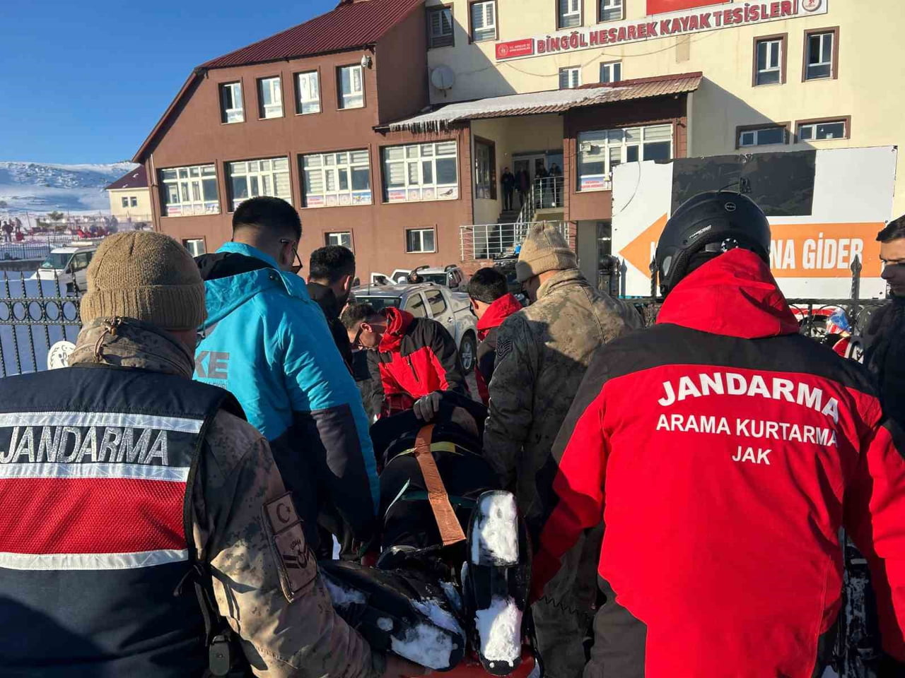 BİNGÖL’DE KAYAK MERKEZİNDE KAYARKEN DÜŞEN VE YARALANA ŞAHSIN YARDIMINA JAK VE UMKE...