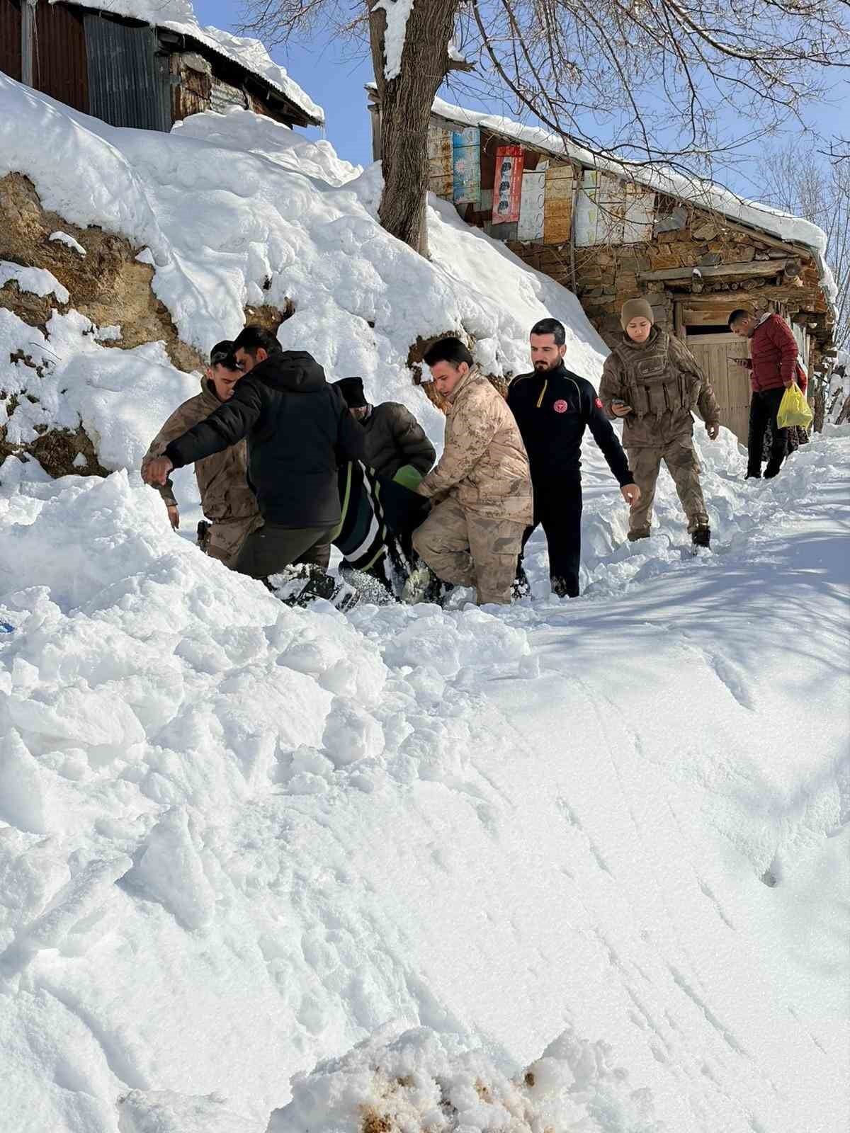 – BİNGÖL’DE SOBA ZEHİRLENMESİ: SAĞLIK EKİPLERİ İŞ MAKİNESİNİN KOVASINDA HASTAYA...