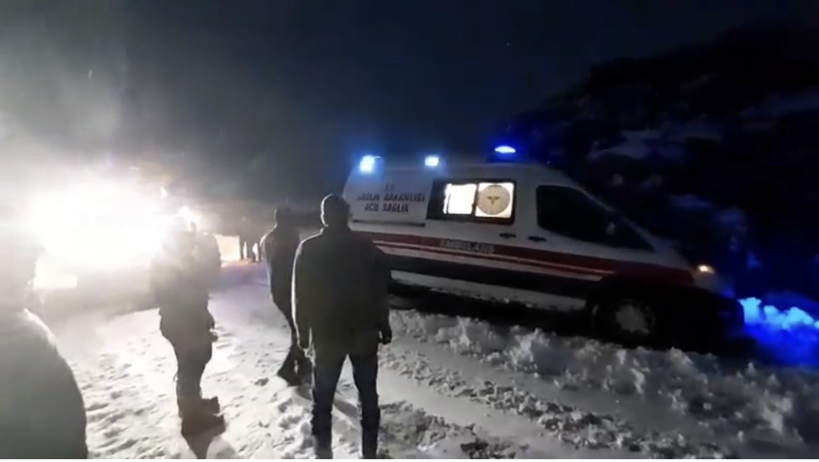 BİNGÖL’DE YOĞUN KAR YAĞIŞI SONRASI EKİPLER SEFERBER OLDU
