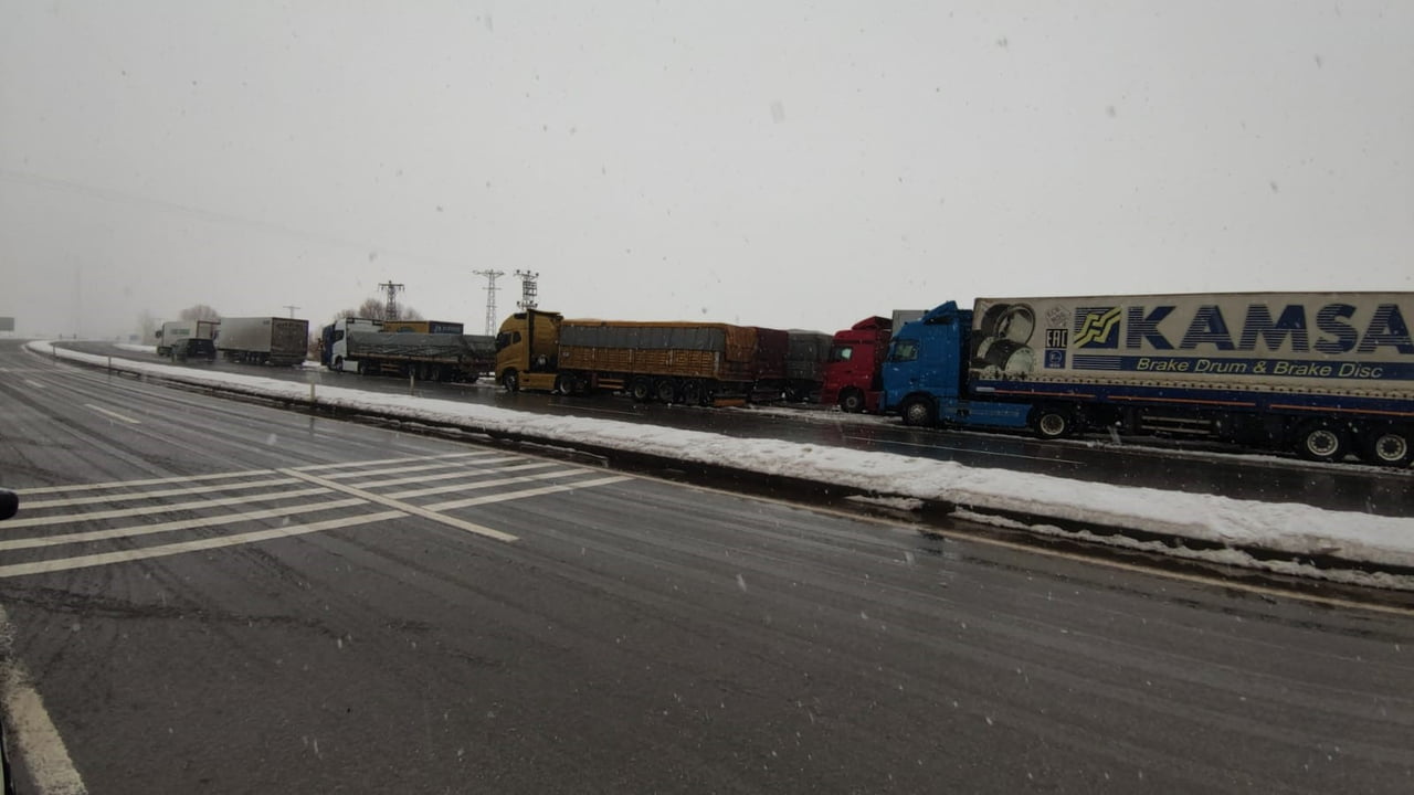 BİNGÖL GENELİNDE ETKİLİ OLAN YOĞUN KAR YAĞIŞI HAYATI OLUMSUZ ETKİLEMEYE DEVAM EDİYOR. ÖZELLİKLE...