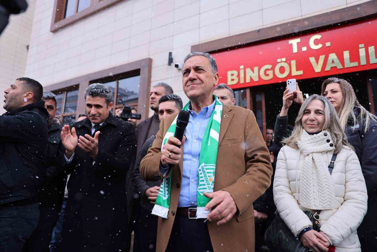 – BİNGÖL VALİSİ AHMET HAMDİ USTA’DAN DUYGUSAL VEDA: “ÇOK GÜZEL BİR ŞEHİRDE VALİLİK...