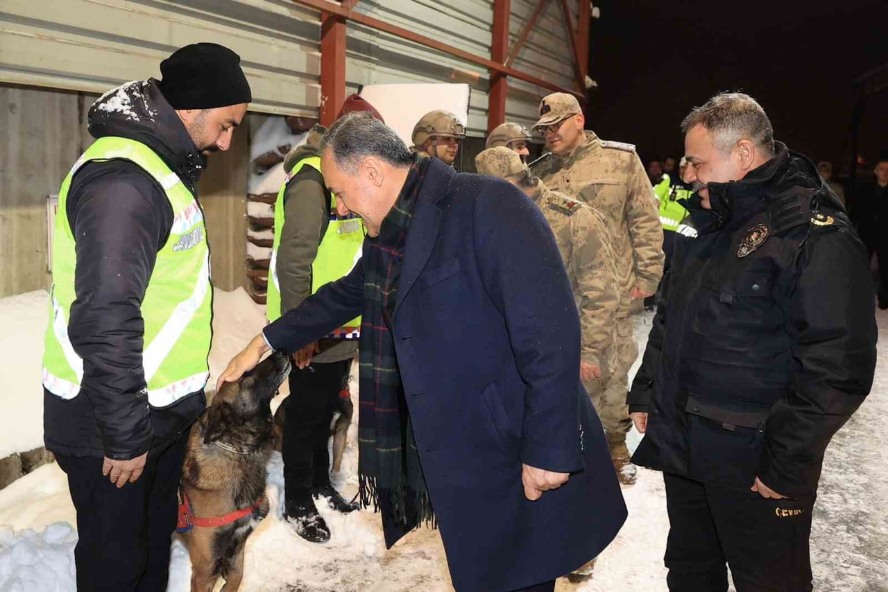 BİNGÖL  VALİSİ DR. AHMET HAMDİ USTA, VATANDAŞLARIN YENİ YILA HUZUR VE GÜVEN  İÇERİNDE GİREBİLMESİ...