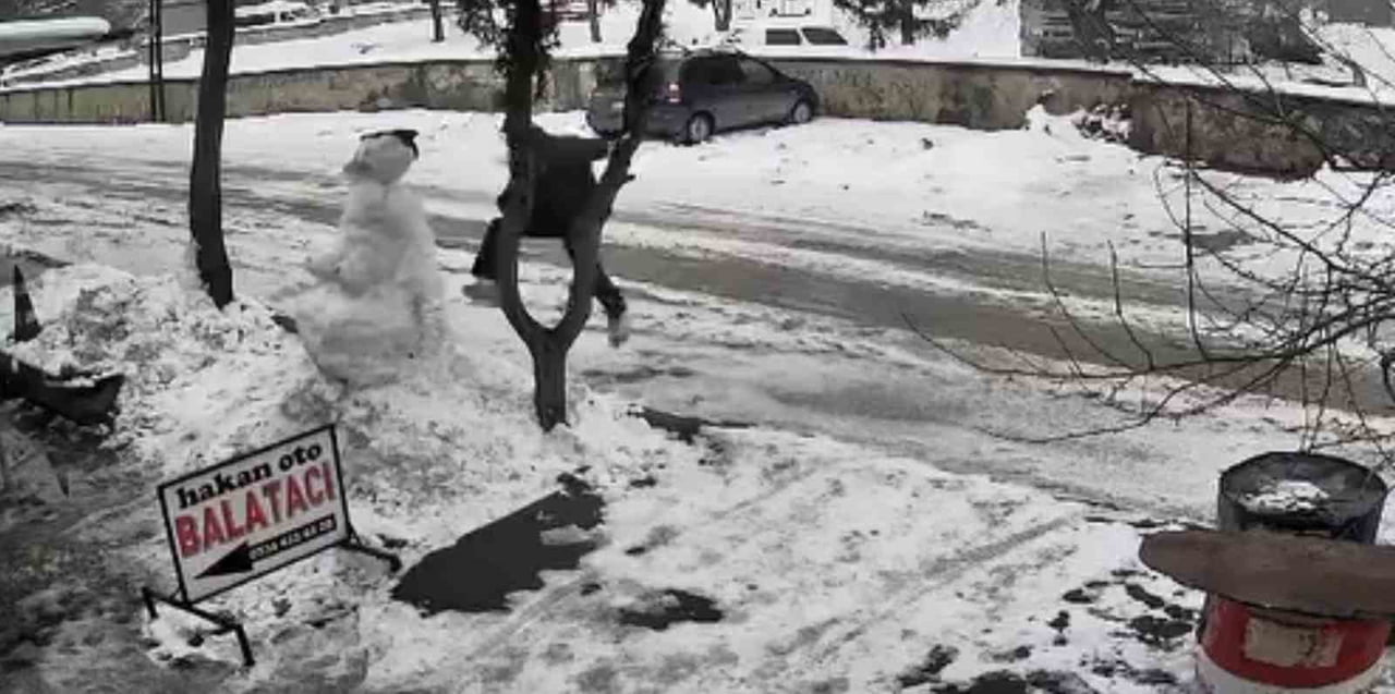 BİR ŞAHSIN, KARDAN ADAMA DEFALARCA TEKME ATTIĞI VE UZUN UĞRAŞLAR SONUCU YIKARAK KAÇTIĞI...