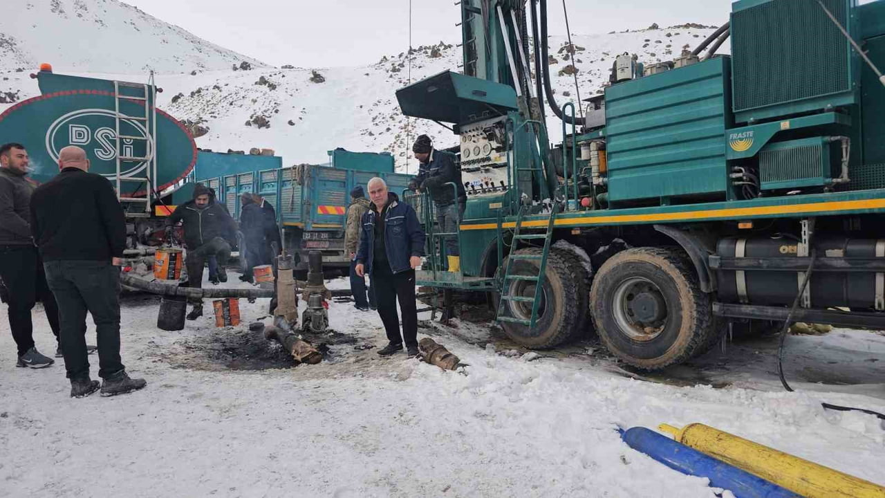 BİTLİS'İN ADİLCEVAZ İLÇESİNE BAĞLI AYDINLAR BELDESİNDE KIŞ GÜNÜ YAŞANAN İÇME SUYU SORUNUNA ÇÖZÜM...
